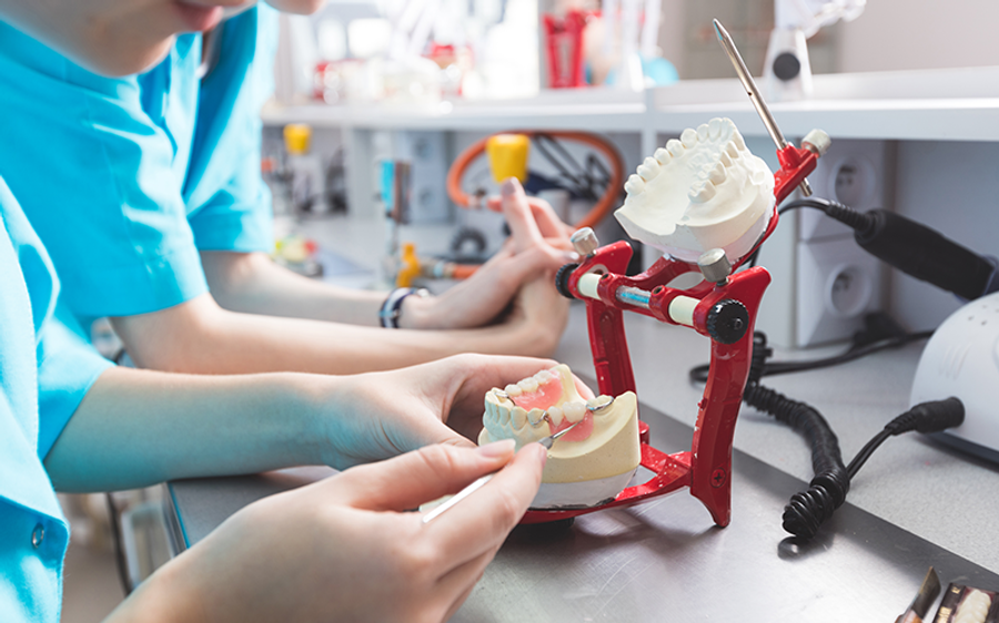 Un laboratoire dentaire sur place pour un résultat prothétique optimal